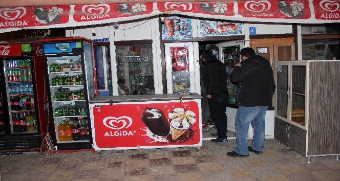Bakkala giren kar maskeli hırsız polisten kaçamadı