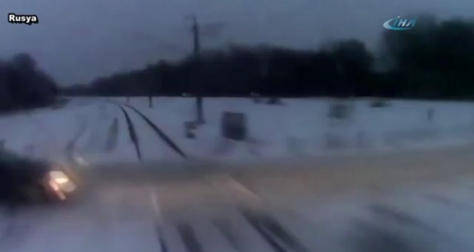 Rusya&#039;da tren otomobile böyle çarptı