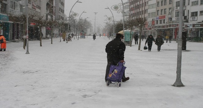 Bolu kent merkezinde yoğun kar yağışı başladı