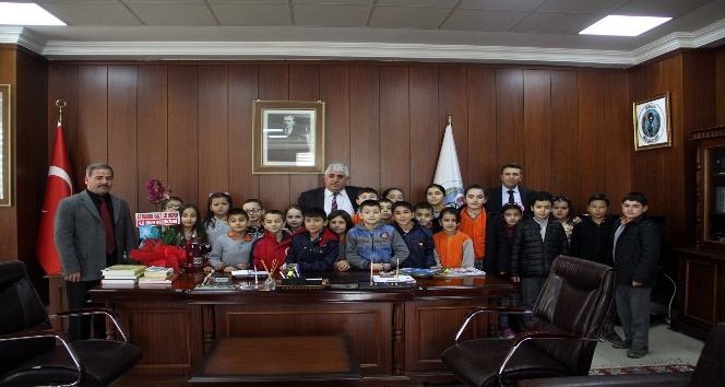 Sorgun Belediye Başkanı Ahmet Şimşek, öğrencileri makamında kabul etti