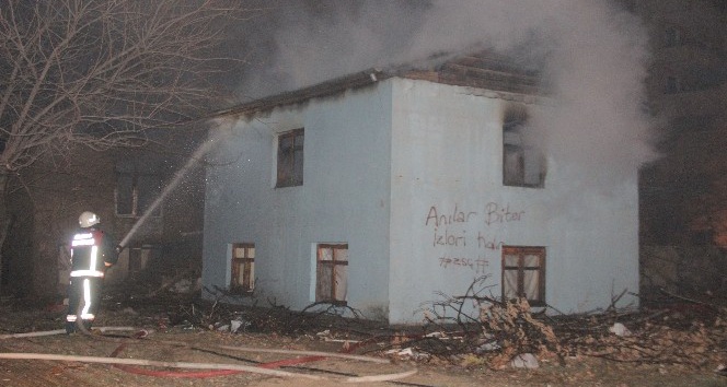 İki katlı metruk ev alev alev yandı