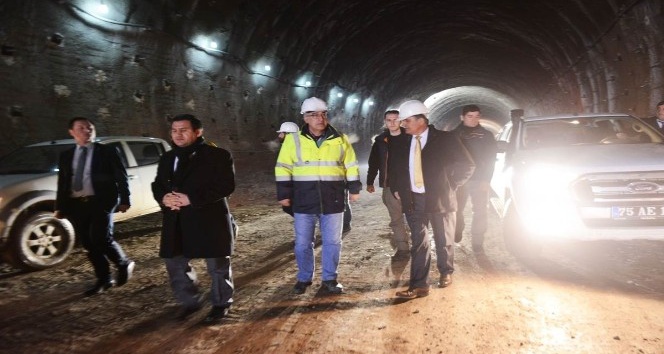 Vali Özefe, Bakü-Tiflis-Kars Demir İpekyolu ile Mozeret Tüneli inşaatlarını denetledi