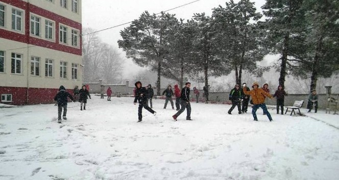 Öğrencilerin kar sevinci