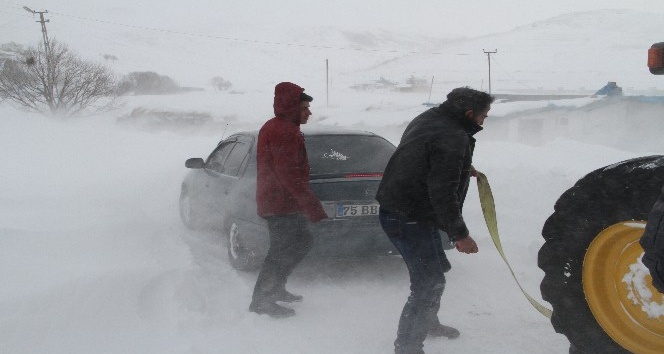 Kar ve tipiden kapanan yolda mahsur kalan öğrenciler kurtarıldı