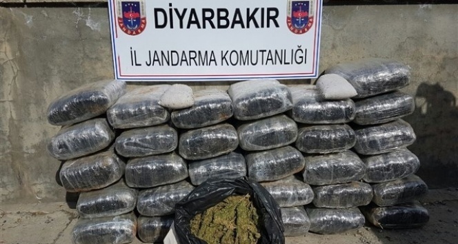 Diyarbakır&#039;da terör örgütüne darbe: Tam 574 kilogram esrar ele geçirildi
