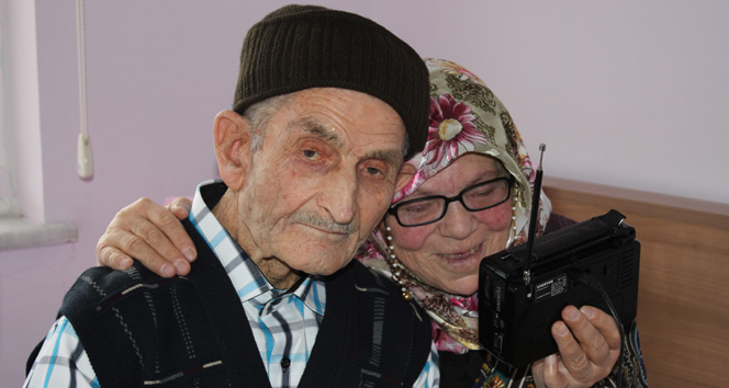 Yaşlı çift, 50 yıllık birlikteliklerini devam ettiriyor