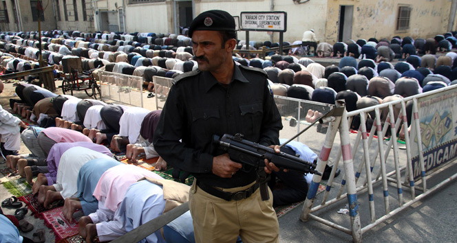Pakistan’da türbeye saldırıda ölü sayısı 83&#039;e yükseldi