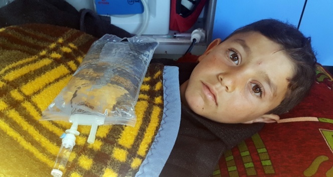 Suriye’de bacakları kopan çocuğa İHH sahip çıktı
