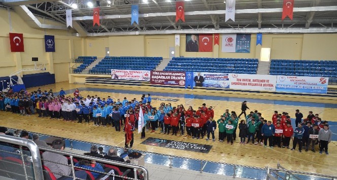 Anadolu Yıldızlar Ligi hentbol çeyrek final müsabakaları başladı