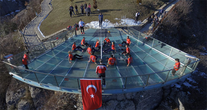 Dünyada ilk kez cam teras üzerinde voleybol oynandı