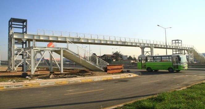 Sanayi Mahallesi yaya köprüsü bitme aşamasında