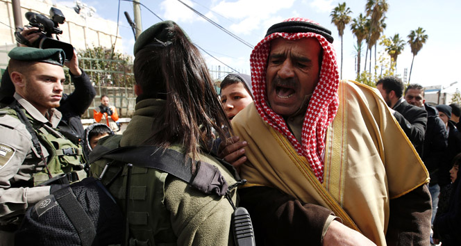 İsrail askeri, El Halil Camisi&#039;nde toplanan cemaati dağıttı