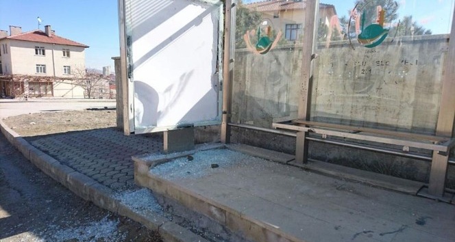 Sungurlu’da Otobüs Durakların Camları Kırıldı