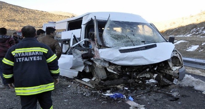 Diyarbakır’da iki araç kafaya çarpıştı: 13 yaralı