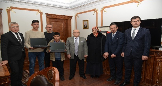 Vali, şehit Ahmet Taş’ın kardeşlerine laptop hediye etti