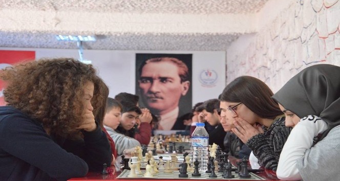Gençler satranç müsabakalarında Fen Lisesi birinci oldu