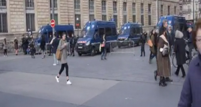 Fransa&#039;da gençlerin gösterileri bitmiyor