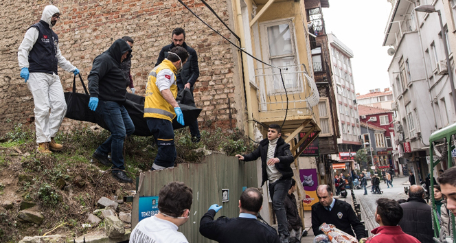 İstanbul&#039;da evsiz şahıs sokakta ölü bulundu