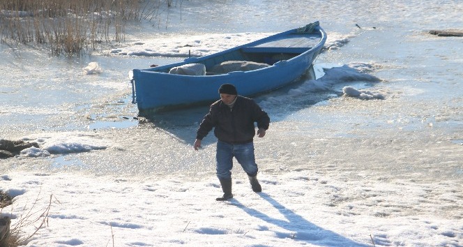 Beyşehirli balıkçılar donan gölün ava açılmasını bekliyor