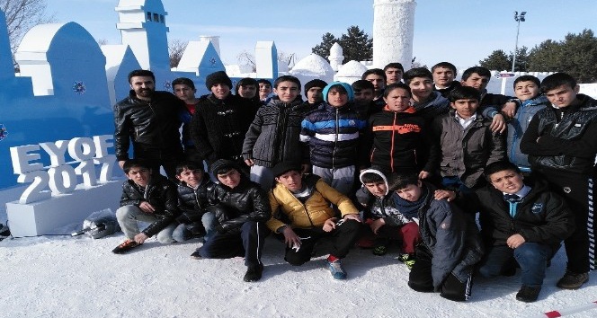 Mareşal Fevzi Çakmak öğrencileri, kar sokağında