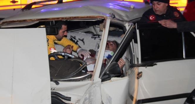 Elazığ&#039;da otomobilde sıkışan sürücü kurtarıldı