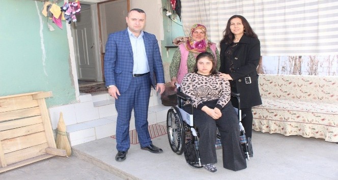 Başkan Karaçoban’dan engelli gence tekerlekli sandalye