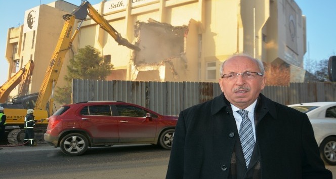33 yıllık belediye binasının yıkımı başladı