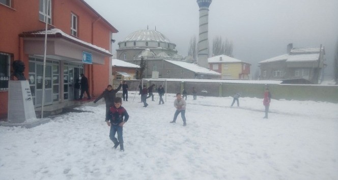 Karbasan köyüne cemreyle birlikte kar düştü
