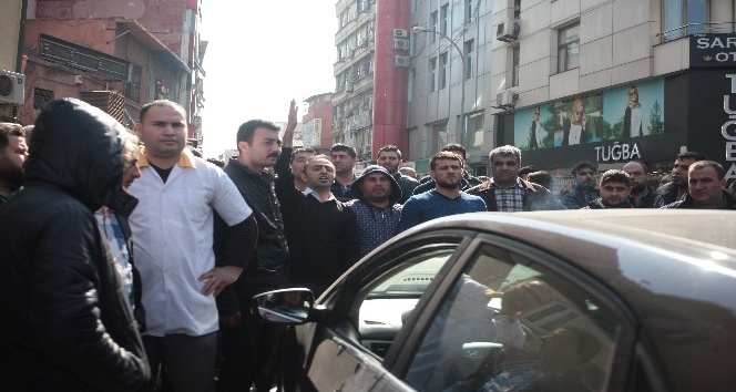 Büyüksaat esnafı Adana trafiğini kilitledi