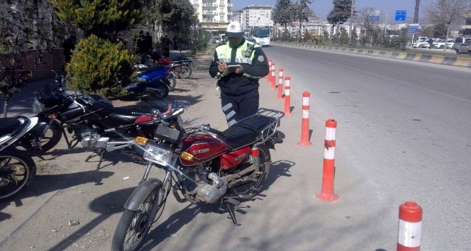 Hastane önüne park edilen motosikletlere ceza kesildi