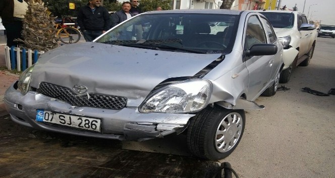 Antalya’da otomobil park halindeki araçlara çarptı