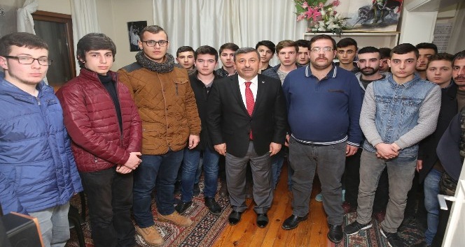 Başkan Karabacak, ülkücü gençlerle buluştu