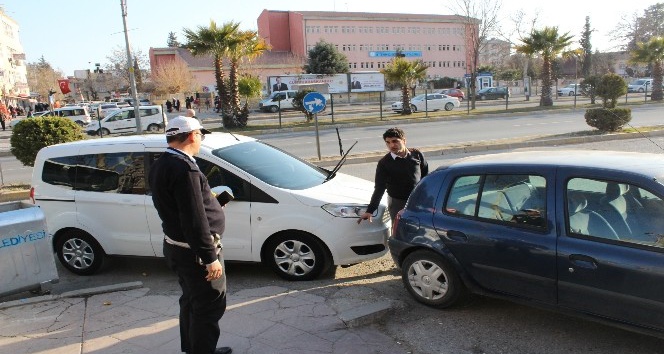 Kaldırım önünde yayaların geçişine engel olan araçlara ceza yazıldı