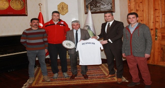 Genç Kafkars Spor Başkanı Bayramoğlu’ndan Vali Doğan’a forma