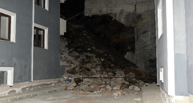 İstinat duvarı binanın üzerine yıkıldı