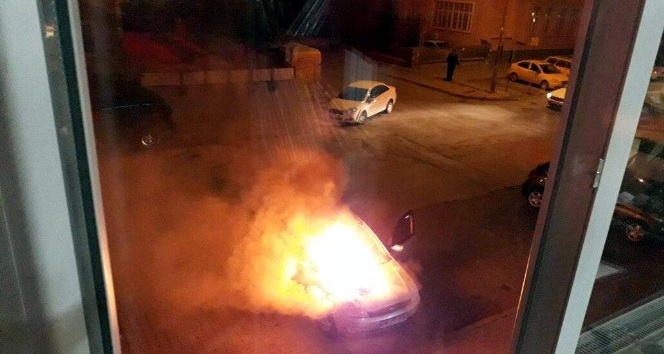 Kayseri’de otomobil alev alev yandı