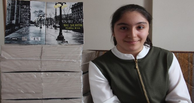 13 yaşındaki engelli kız şairler belgeselini izledi, şiir kitabı çıkardı