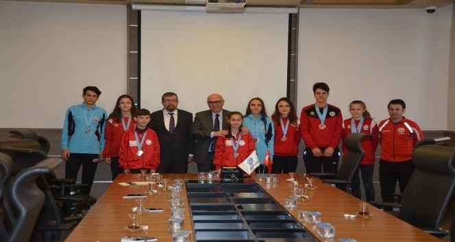 Madalyalı genç atletler sevinçlerini Başkan Eşkinat ile paylaştılar ziyaret etti