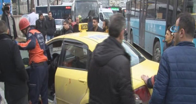 İstanbul Şişli&#039;de ticari taksi otomobile çarparak devrildi