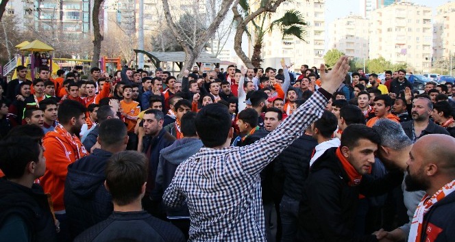 Adanaspor antrenmanına taraftar protestosu