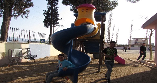 Başkan amcadan çocuklara oyun parkı