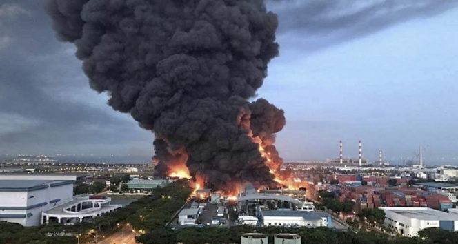 Singapur&#039;da atık tesisinde patlama