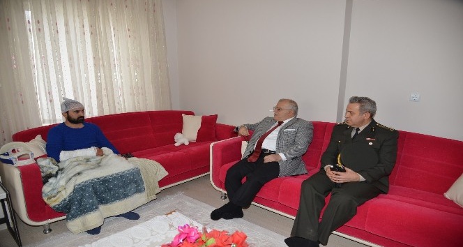 El-Bab operasyonu sonrası yaralanan askeri Vali Şentürk ziyaret etti