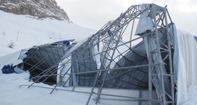 Hakkari’nin ilk buz pateni pistinin çatısı çöktü