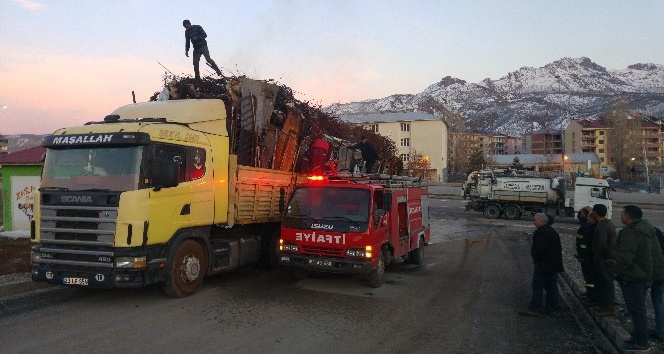 Tunceli’de hurda yüklü araçta yangın çıktı