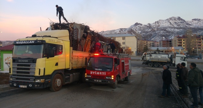 Tunceli&#039;de hurda yüklü araçta yangın çıktı