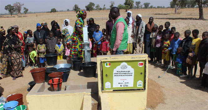 Köy okulundaki öğrenciler, Afrikalı çocuklar için su kuyusu açtırdı