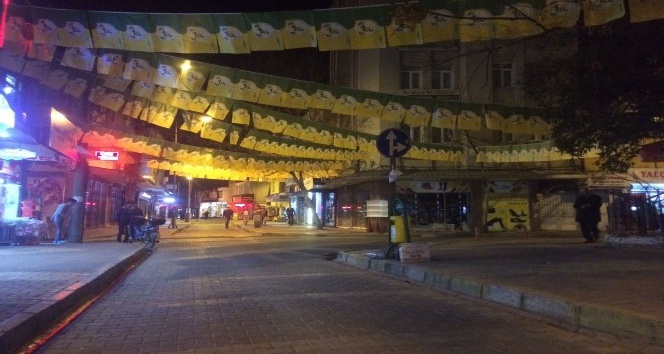 Adıyaman caddeleri sarı yeşilli bayraklarla donatıldı