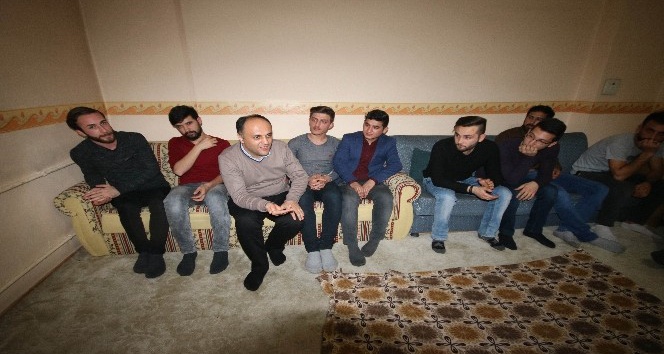 Başkan Özaltun, sosyal medya daveti üzerine öğrenci evini ziyaret etti