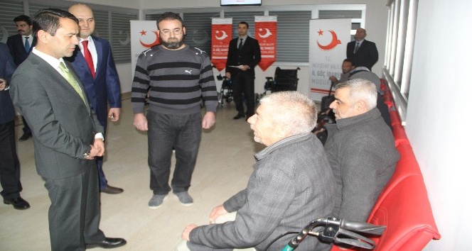 Engelli Suriyeli sığınmacılara akülü sandalye dağıtıldı